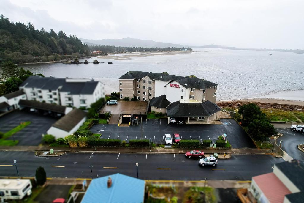 Siletz Bay Beachfront Hotel by OYO Lincoln City Main image 1